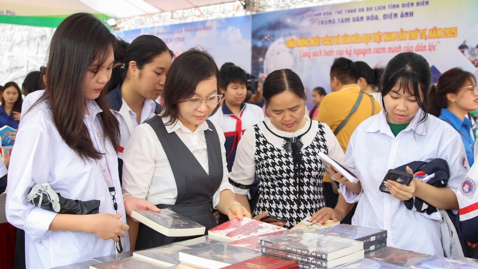 rs-dong_dao_nguoi_dan_hoc_sinh_tham_gia_ngay_sach_va_van_hoa_doc_viet_nam_lan_thu_4_tai_dien_bien_.jpg