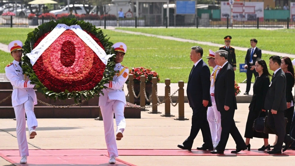 tap_can_binh_vieng_lang_chu_tich_ho_chi_minh_2.jpg