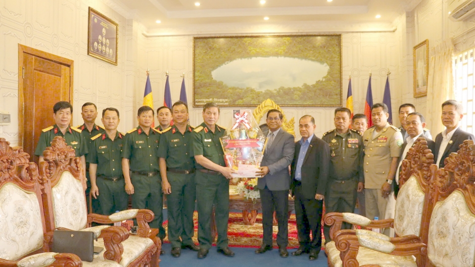 thieu_tuong_le_ngoc_hai_tu_lenh_quan_khu_5_chuc_tet_chol_chnam_thmay_tai_uy_ban_tinh_rattanakiri_campuchia.jpg