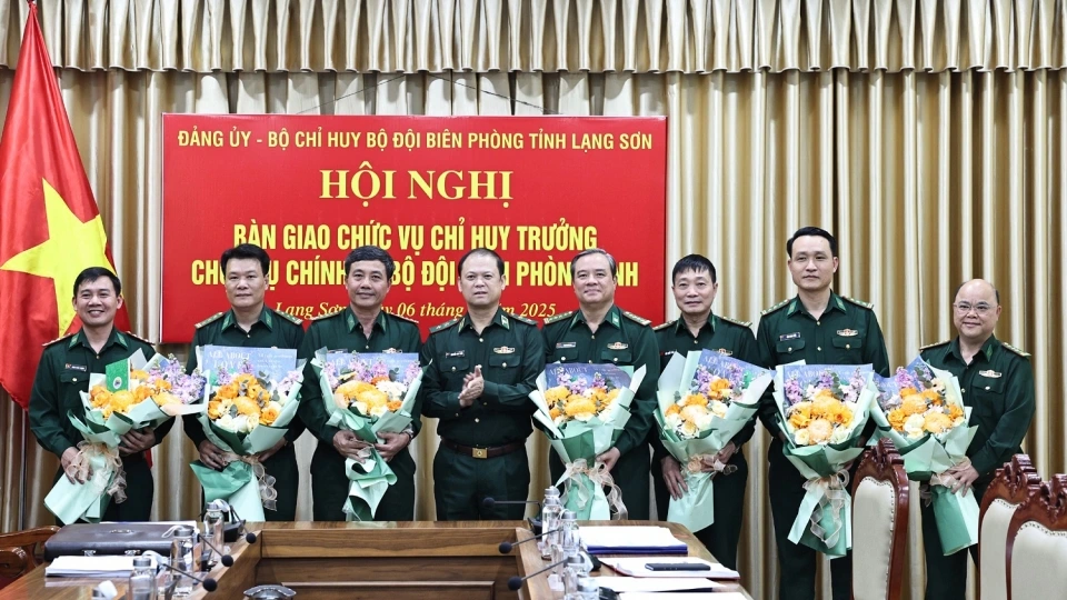 trung_tuong_nguyen_anh_tuan_bi_thu_dang_uy_chinh_uy_bdbp_tang_hoa_chuc_mung_cac_si_quan_bien_phong.jpg