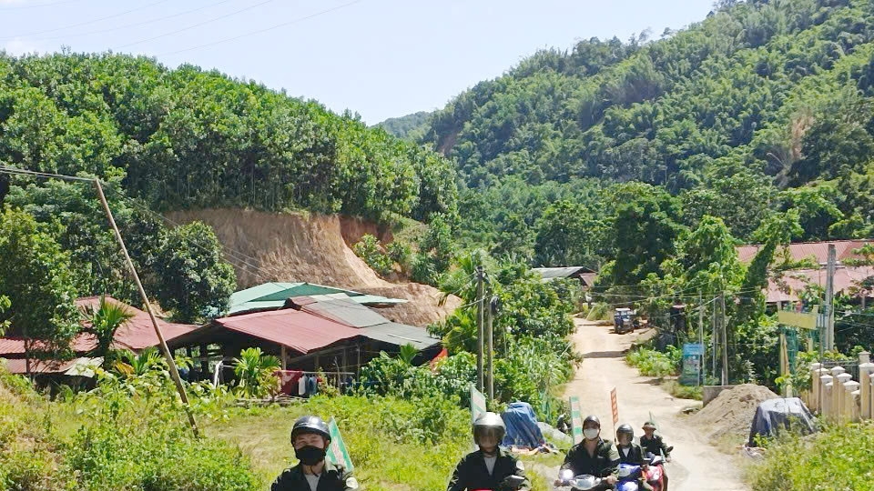 tuyen_truyen_luu_dong_den_nguoi_dan_va_chu_rung_ve_cong_tac_phong_chay_chua_chay_rung_o_huyen_nam_giang.jpg