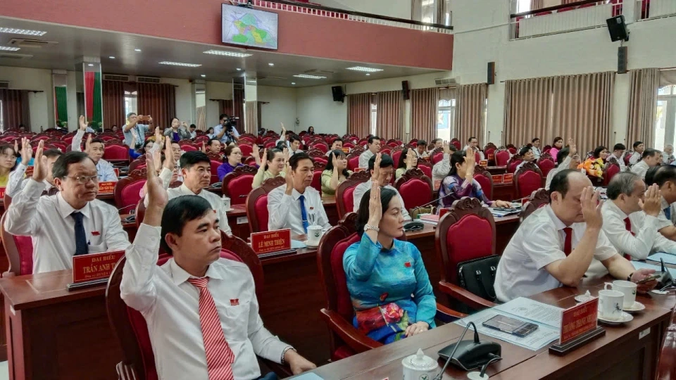 vinh_long_bieu_quyet.jpg