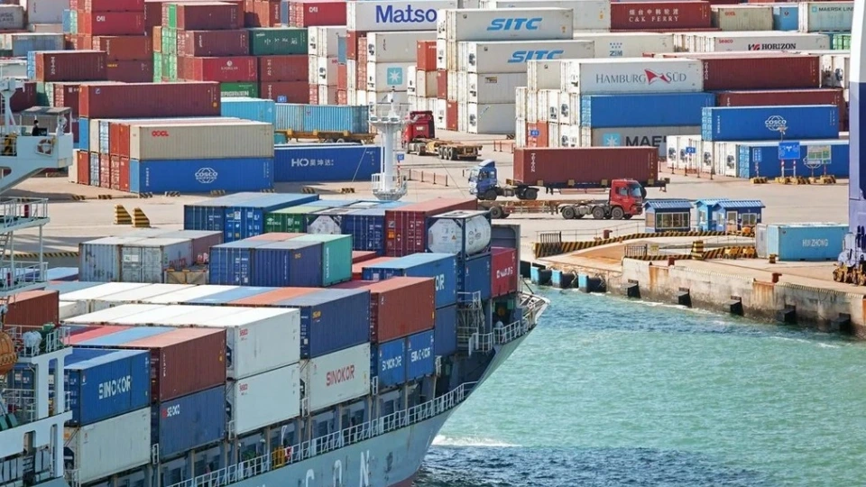 xuat khau, tau container, tau bien, tau cho hang, tau thuong mai, cang bien -jiji press.jpg