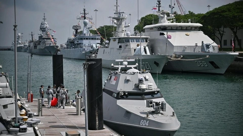 Ảnh tàu hải quân Singapore_Nguồn_ Straits Times.jpg