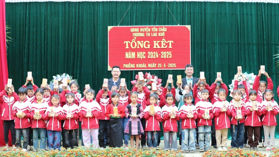 1._trao_tang_200_suat_qua_cho_cac_em_hoc_sinh.jpg