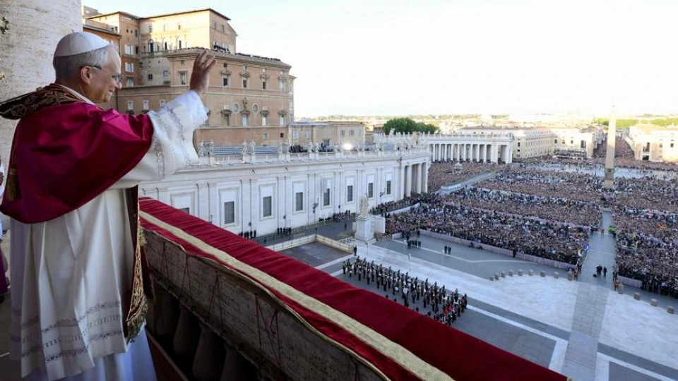 Giáo hoàng Leo XIV vẫy tay chào các tín đồ từ ban công của Vương cung thánh đường Thánh Peter, ở Vatican - Ảnh_ Ouest-France.jpg