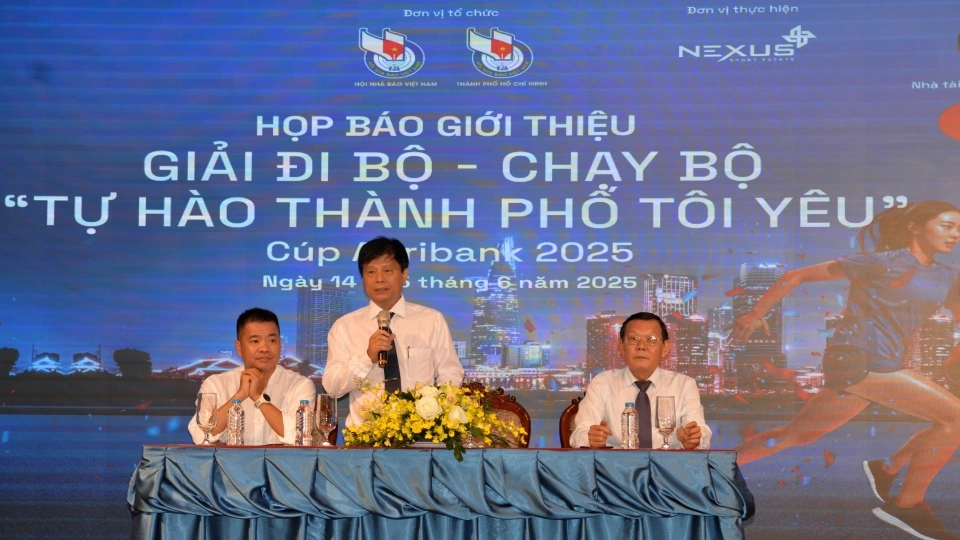 ban_to_chuc_tra_loi_cau_hoi_bao_chi.jpg