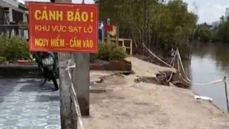 co_quan_chuc_nang_da_lam_rao_chan_khu_vuc_nguy_hiem_dat_bien_canh_bao_cam_nguoi_dan_luu_thong_qua_lai_khu_vuc_sat_lo.jpg