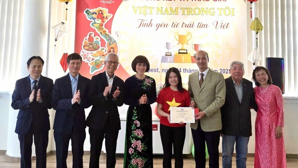 dai_su_bui_le_thai_trao_giai_thuong_cho_thi_sinh_tham_gia_cuoc_thi_viet_nam_trong_toi.jpg