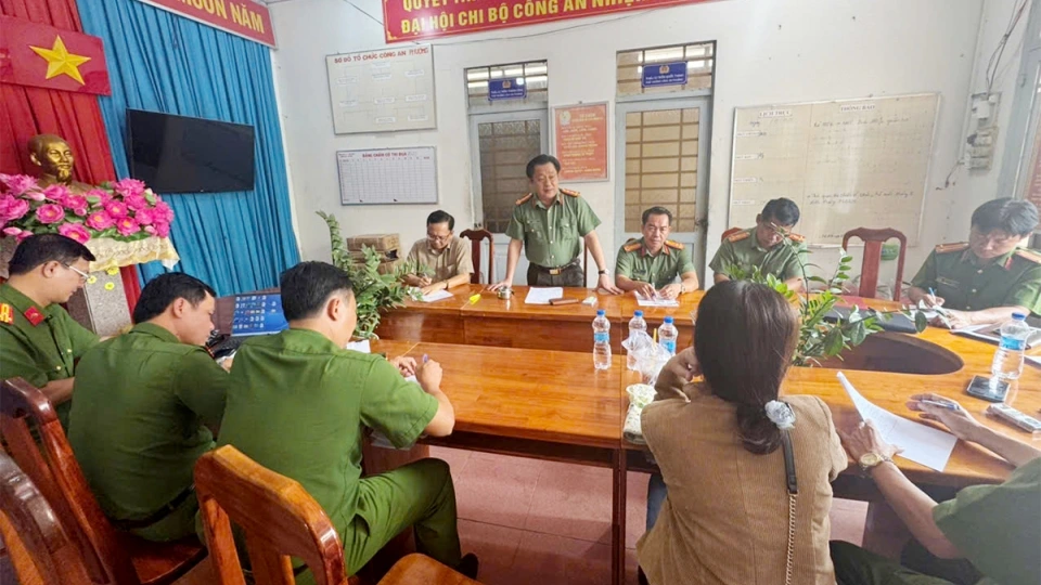 dai_ta_lam_phuoc_nguyen_giam_doc_cong_an_tinh_an_giang_chi_dao_cac_luc_luong_dieu_tra_truy_xet_nong_cac_doi_tuong_.jpg