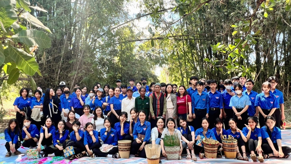 doan_thanh_nien_cung_cac_gia_lang_nghe_nhan_o_lang_nghe_truyen_thong.jpg