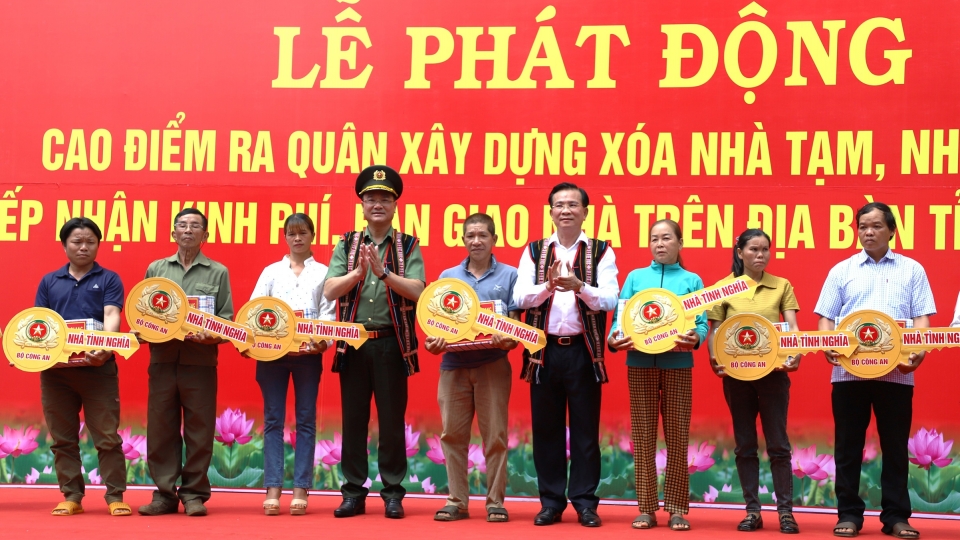 lanh_dao_bo_cong_an_ubnd_tinh_dak_nong_trao_qua_chia_khoa_tuong_trung_cho_mot_so_ho_dan_o_dak_nong._.jpg