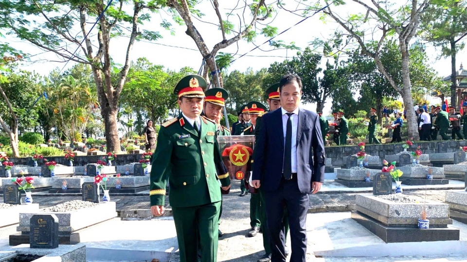 lanh_dao_thanh_pho_hue_va_luc_luong_vu_trang_tien_dua_hai_cot_cac_liet_si_den_an_tangtai_nghia_trang_liet_si_thanh_pho_hue.jpg