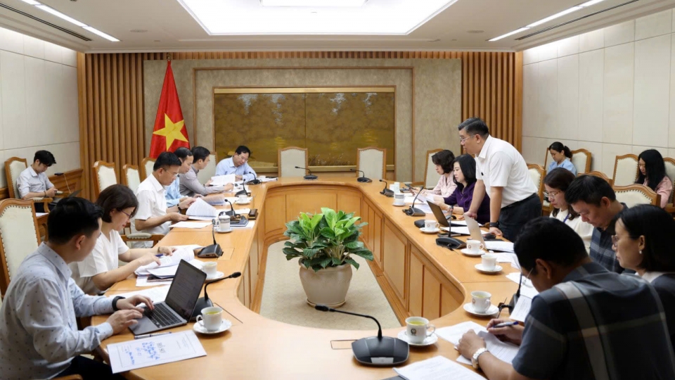pho_thu_tuong_le_thanh_long_lam_viec_voi_bo_y_te_va_cac_bo_nganh_lien_quan.jpg