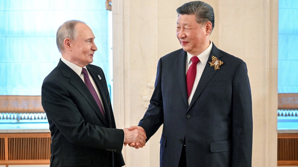 tong thong Nga Trung Quoc chu tich, Putin Tap Can Binh bat tay tai Mosvka 8-5-2025 -ria.jpg