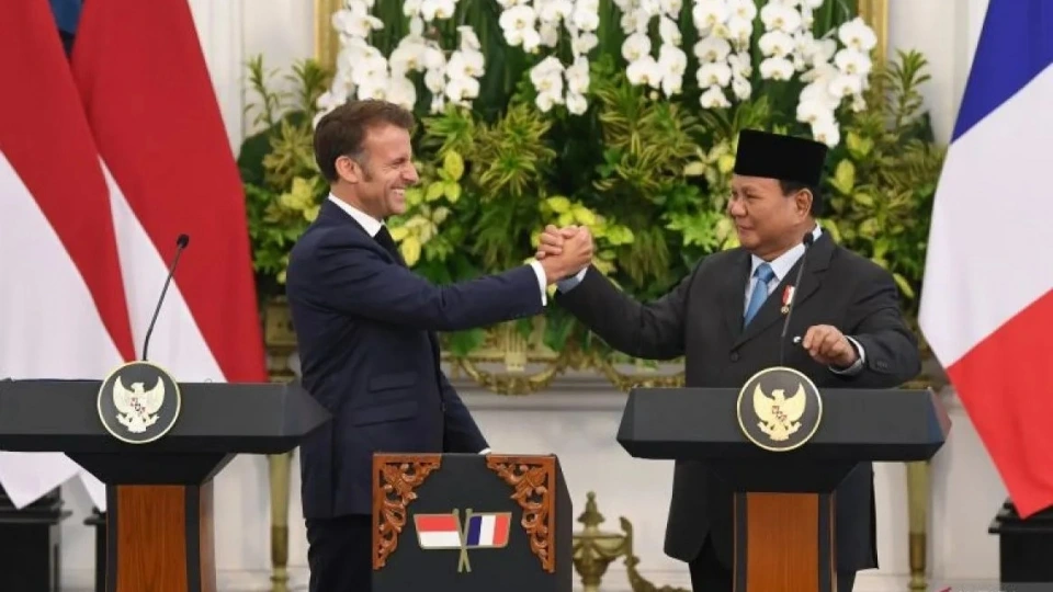 tong_thong_indonesia_prabowo_subianto_tiep_tong_thong_phap_emmanuel_macron_tai_cung_dien_merdeka_jakarta_antara.jpg
