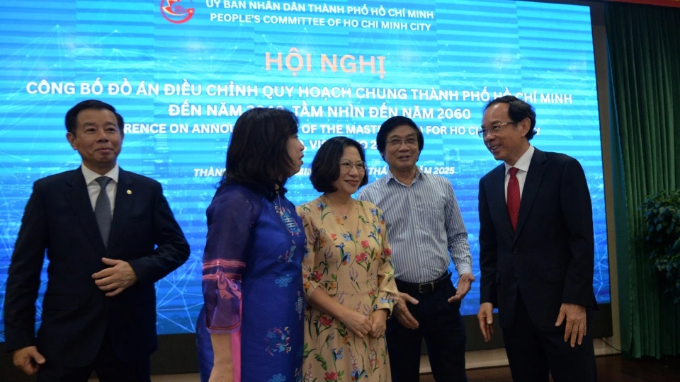 Ông Nguyễn Văn Nên trao đổi.jpg
