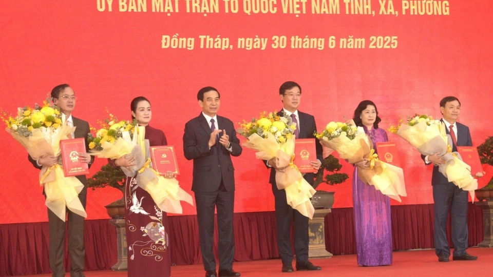 Đại tướng Phan Văn Giang trao Quyết định của Bộ Chính trị chỉ định Ban thường vụ Tỉnh ủy Đồng Tháp.jpg