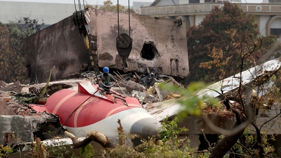 2025-06-14t102307z_1837719806_rc292fahpos2_rtrmadp_3_india-crash_1.jpg
