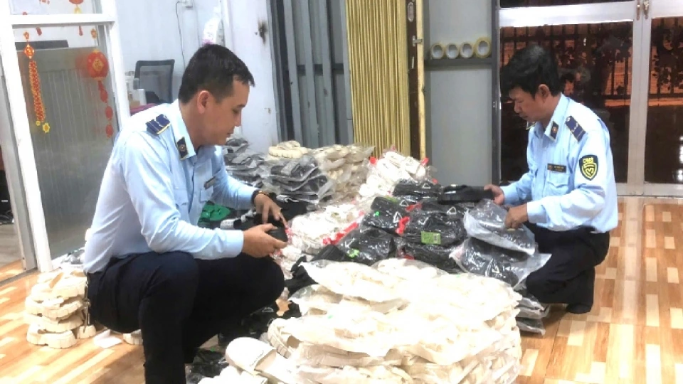 2_luc_luong_quan_ly_thi_truong_ca_mau_phat_hien_hang_hoa_khong_ro_nguon_goc_xuat_xu.jpg