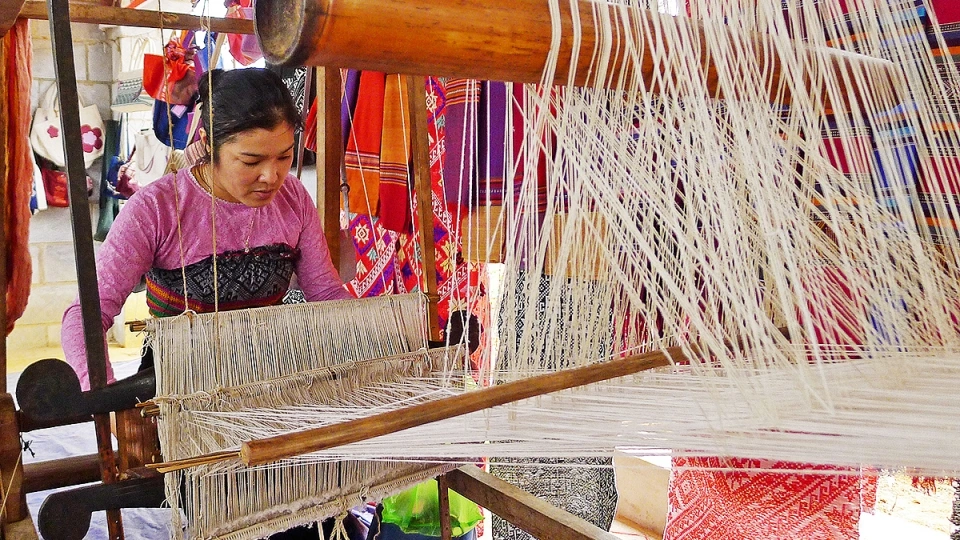 ava_chi_vi_thi_oanh_ben_khung_det_tho_cam_truyen_thong_cua_nguoi_thai_trang.jpg