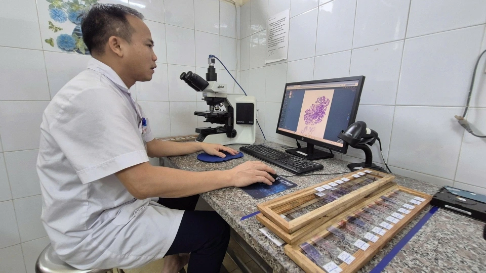 ba_sy_dang_so_hoa_mau_benh_1.jpg