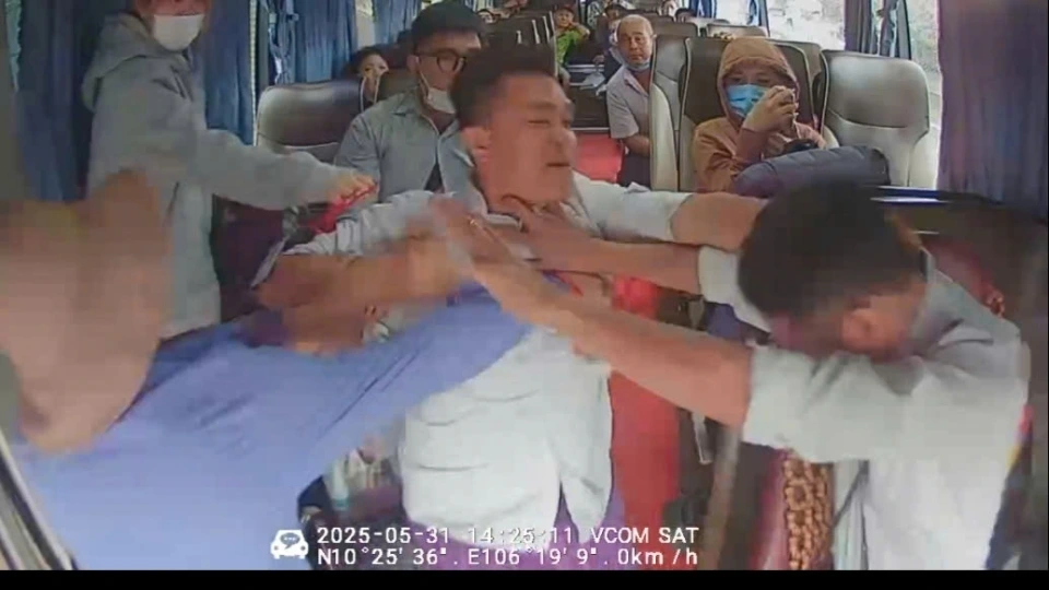 canh_tai_xe_xe_tan_lap_thanh_bi_1_doi_tuong_la_tai_xe_o_to_khach_khac_tan_cong.jpg