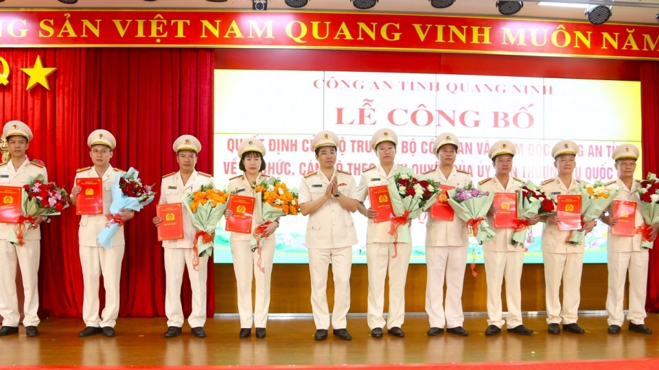 dai_ta_tran_van_phuc_giam_doc_cong_an_tinh_quang_ninh_trao_quyet_dinh_cho_can_bo_dam_trach_nhiem_vu_tai_cac_don_vi.jpg
