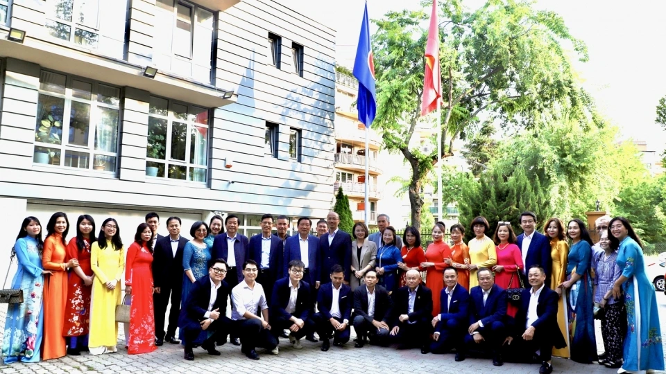 dong_chi_phan_dinh_trac_cung_doan_cong_tac_chup_anh_luu_niem_voi_can_bo_dsqvn_va_dai_dien_cong_dong_nguoi_viet_tai_hungary._1.jpg