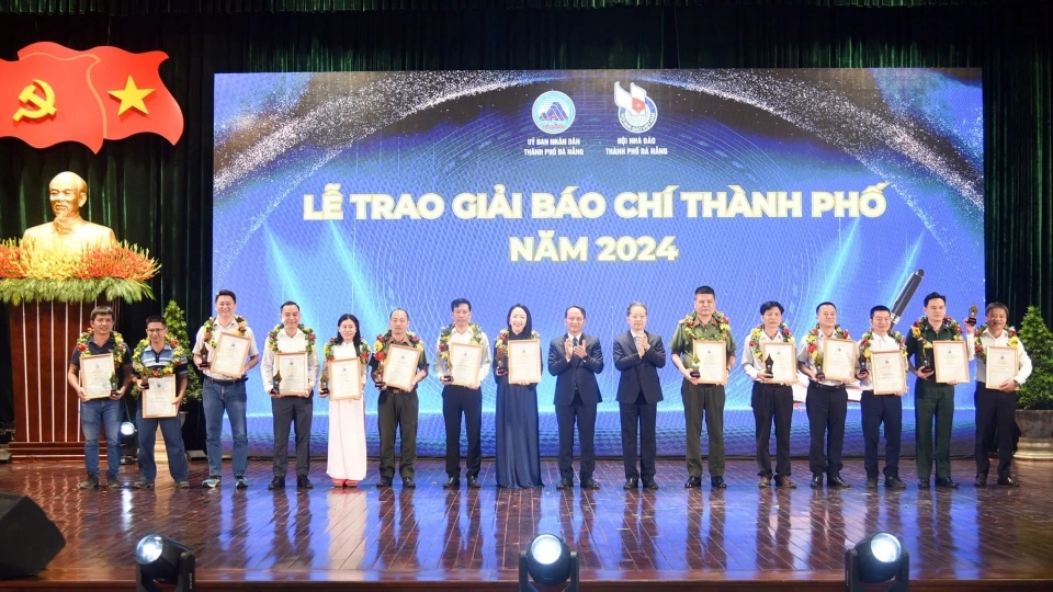 nha_bao_phan_thanh_ha_ngoai_cung_ben_phai-vov_mien_trung_nhan_giai_nhat_do_ong_nguyen_van_quang_bi_thu_thanh_uy_trao.jpg