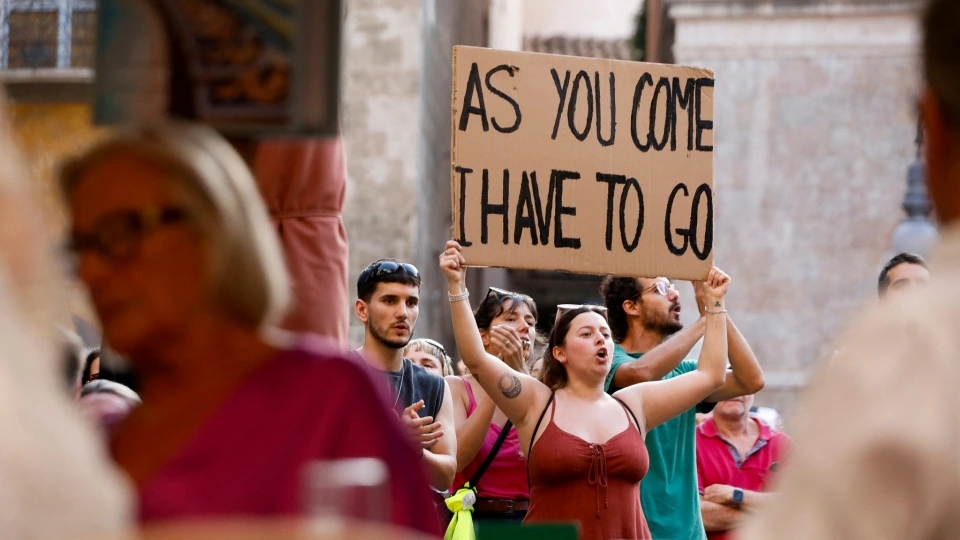 rs-2025-06-15t200023z_51148177_rc253faszleg_rtrmadp_3_spain-tourism-protest.jpg