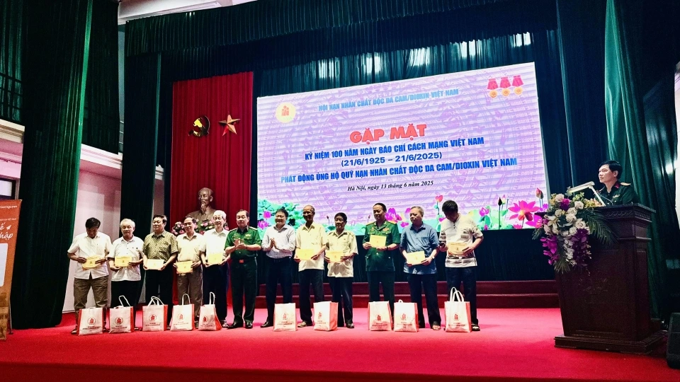 trao_qua_nan_nhan_da_ca_dioxin.jpg