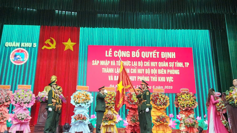 trao_quan_ky_quyet_thang_cho_ban_chi_huy_bo_doi_bien_phong_thuoc_bo_chi_huy_quan_su_5_tinh_thanh_pho.jpg