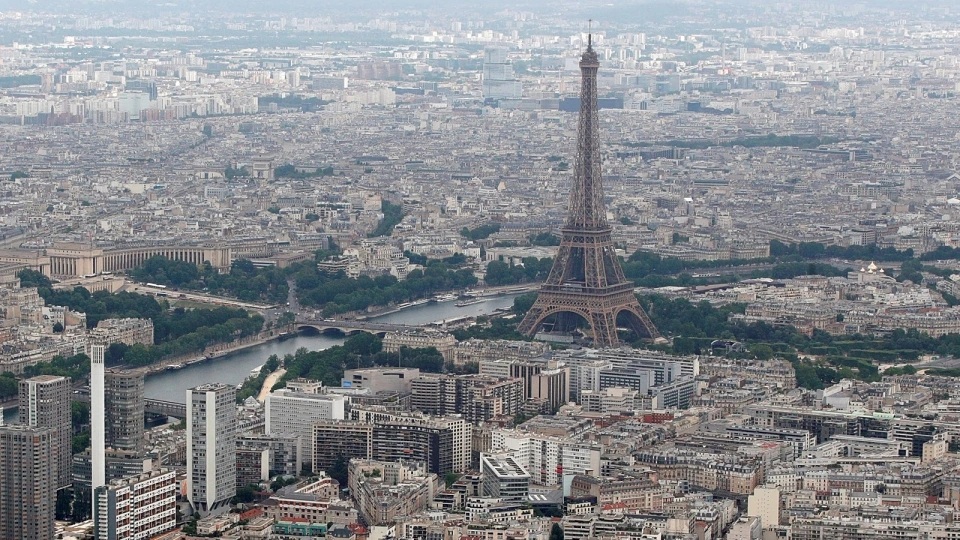 trung tam thanh pho Paris nhin tu tren cao, thu do Phap, thap Eiffel, song Seine, do thi Phap -reu.jpg