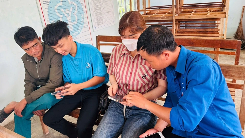 Đoàn viên thanh niên hỗ trợ người dân tại các xã.jpg