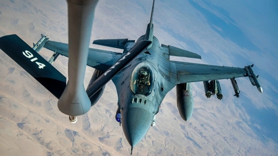 Một chiếc F-16 Fighting Falcon của Không quân Mỹ chuẩn bị tiếp nhiên liệu trên bầu trời. Ảnh National Security Journal.jpg