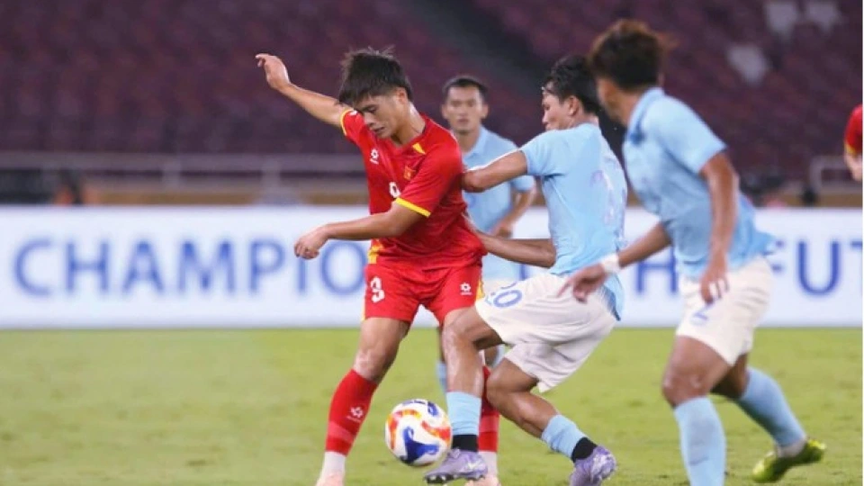 Vietnam U23 struggle against Cambodia U23.jpg