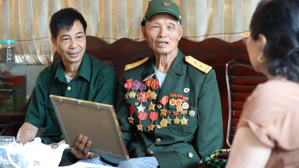 _ong_lo_van_suc_thuong_binh_1_4_hang_dac_biet_on_lai_ky_niem_chien_truong_xua_cung_cac_thanh_vien_htx.jpg