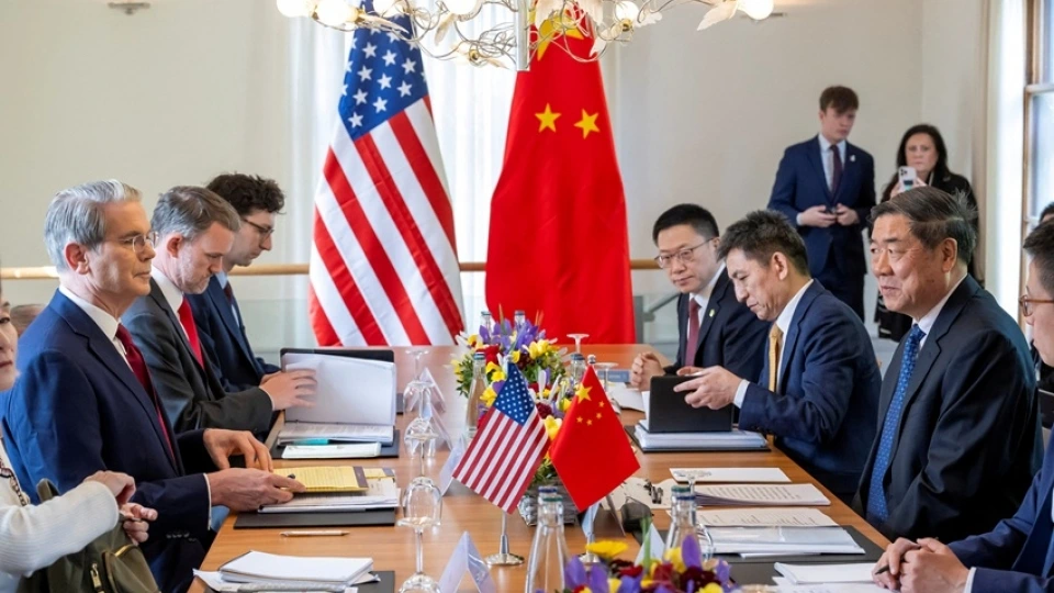 bo_truong_tai_chinh_my_scott_bessent_va_pho_thu_tuong_trung_quoc_ha_lap_phong._reuters_.jpg