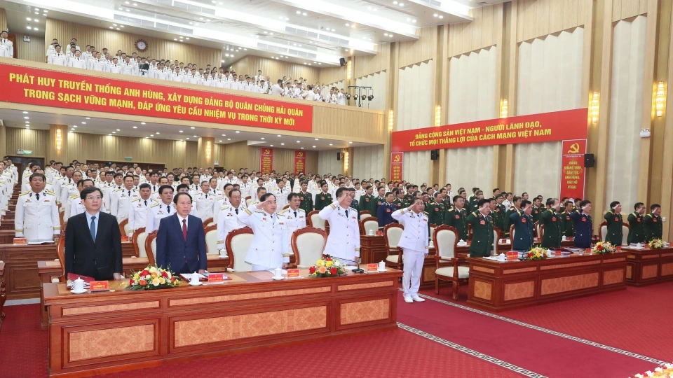 cac_dai_bieu_thuc_hien_nghi_thuc_chao_co_tai_dai_hoi.jpg