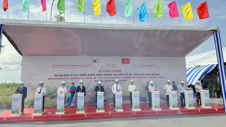 cac_dai_bieu_thuc_hien_nghi_thuc_khoi_cong_du_an_cao_toc_my_an_cao_lanh_20250726101711.jpg