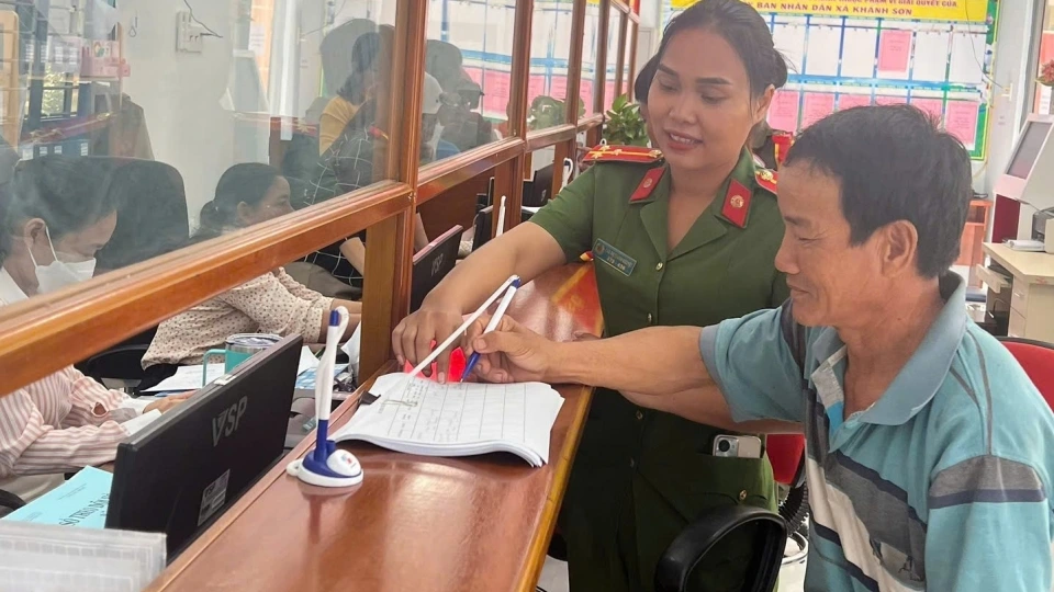 cong an khanh son.jpg