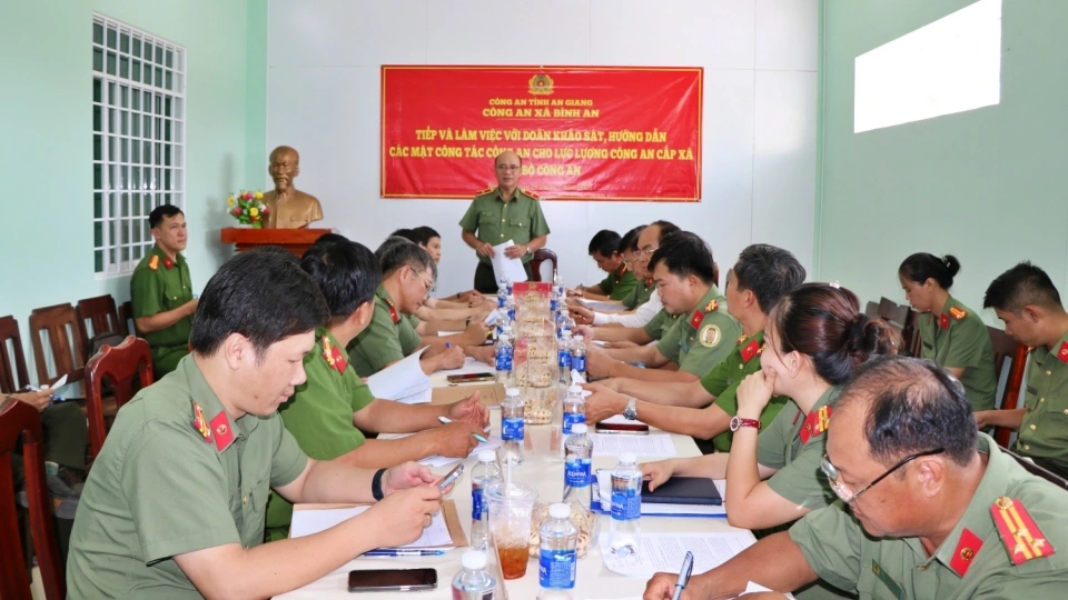 doan_khao_sat_bo_cong_an_lam_viec_tai_cong_an_xa_binh_an.jpg