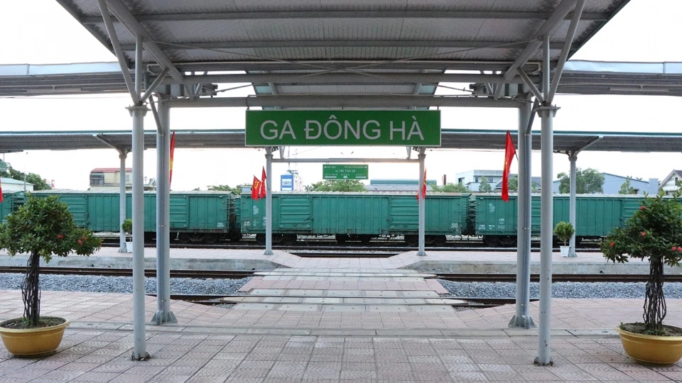 doan_tau_dh2_tuyen_dong_ha-dong_hoi_phai_tam_hoan_do_it_khach.jpg