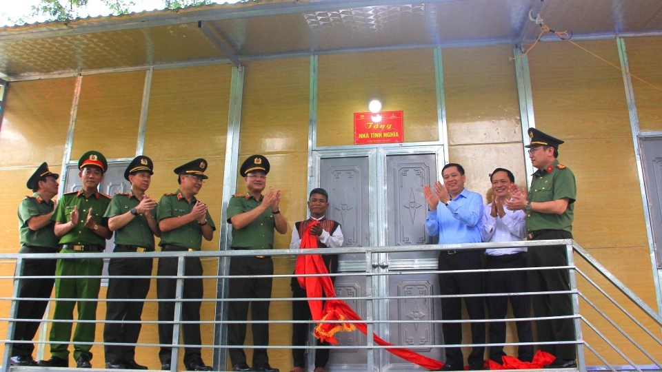 lanh_dao_bo_cong_an_lanh_dao_tinh_quang_tri_trao_ngoi_nha_moi_tang_nguoi_dan_vung_dong_bao_dan_toc_thieu_so.jpg