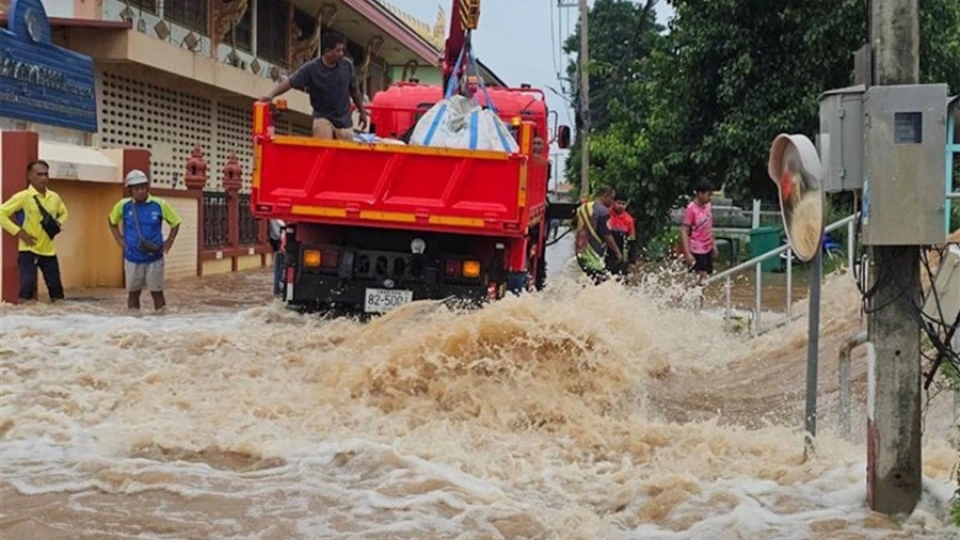 lu lut Thai Lan, nuoc lu Thai Lan ngap lut, nuoc lu dang cao 1 -tinh Sukhothai.jpg