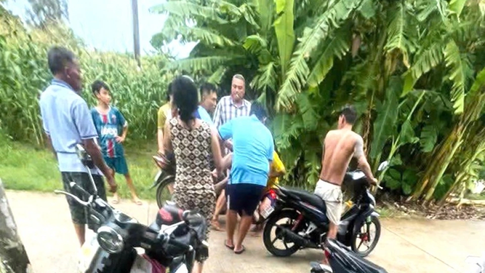 nguoi_dan_dia_phuong_cung_ho_tro_cuu_vot_2_em_nhung_khong_qua_khoi.jpg