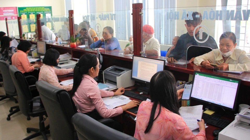 nguoi_dan_lam_thu_tuc_tai_trung_tam_phuc_vu_hanh_chinh_cong_phuong_dong_thuan_tinh_quang_tri.jpg