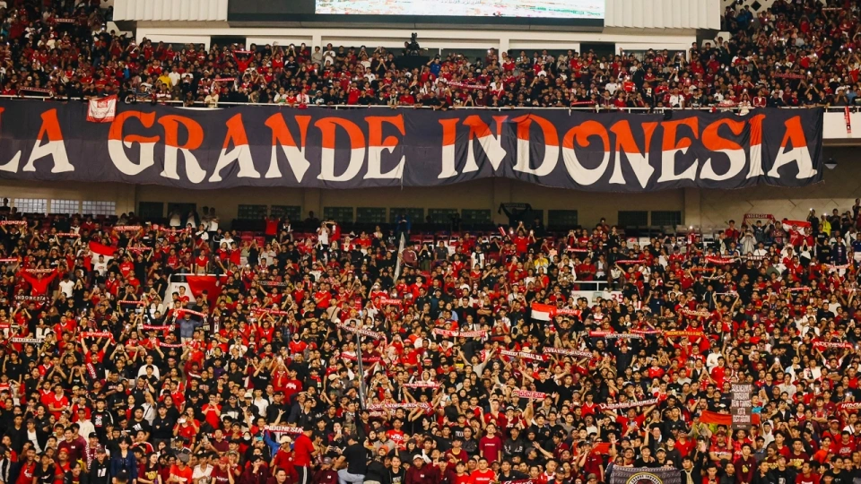 nguoi_ham_mo_bong_da_indonesia_deu_do_don_ve_san_van_dong_gelora_bung_karno_voi_hy_vong_doi_.jpg