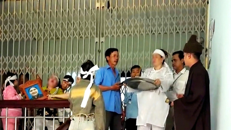 nguoi_nha_mang_di_anh_nguoi_qua_doi_den_trung_tam_y_te_u_minh_.jpg